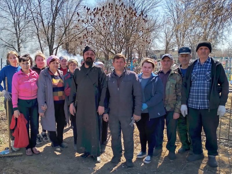 Иерей Иоанн Агаев и прихожане храма Архангела Михаила, совместно с главой администрации Первомайского сельского поселения И.А. Романченко организовали субботник на кладбище