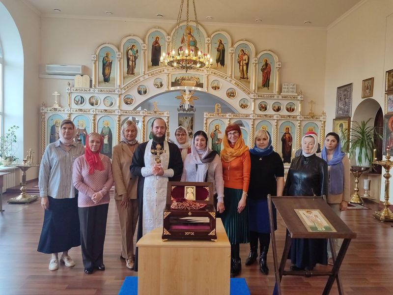 В Шахтах перед святыней с острова Корфу совершили молебен о помощи в делах и учении