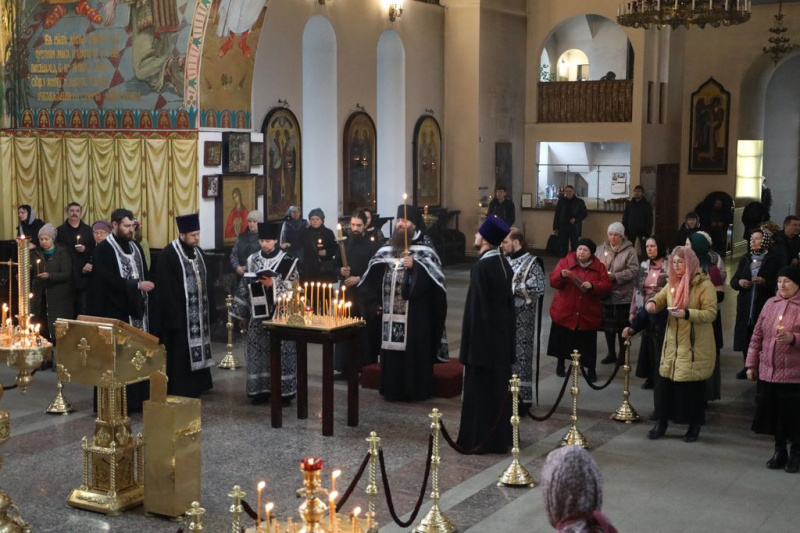 Заупокойные богослужения по погибшим на пожаре в Кемерове прошли в храмах Шахтинской епархии 2 апреля – на девятый день после трагедии