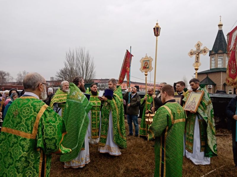 Соборным богослужением приход святого праведного Иоанна Кронштадтского города Шахты традиционно отметил престольный праздник