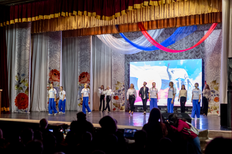 День народного единства в городе Шахты отметили праздничным концертом и сбором гуманитарной помощи