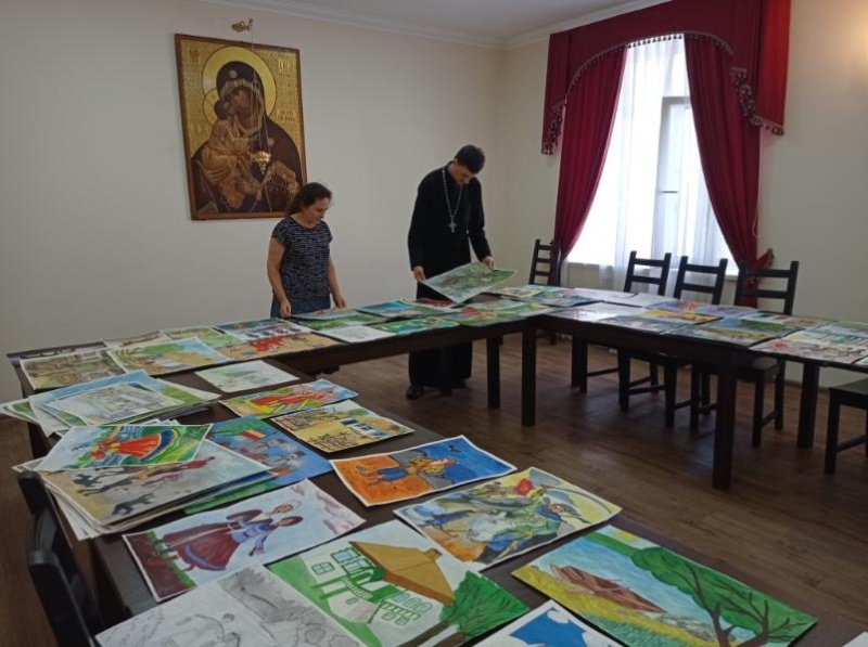 В Донской митрополии прошло итоговое заседание жюри по оценке работ участников конкурса детского творчества «История моего казачества»