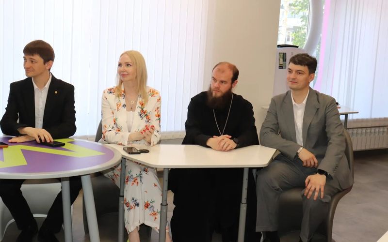 Клирик Покровского собора принял участие в деловом завтраке в преддверии Дня молодежи