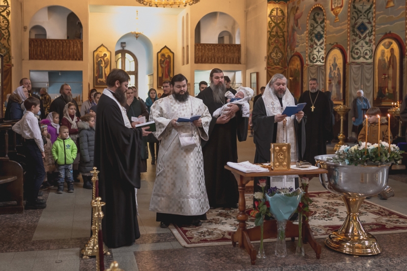 Преосвященнейший епископ Симон совершил таинство Крещения в Покровском кафедральном соборе города Шахты