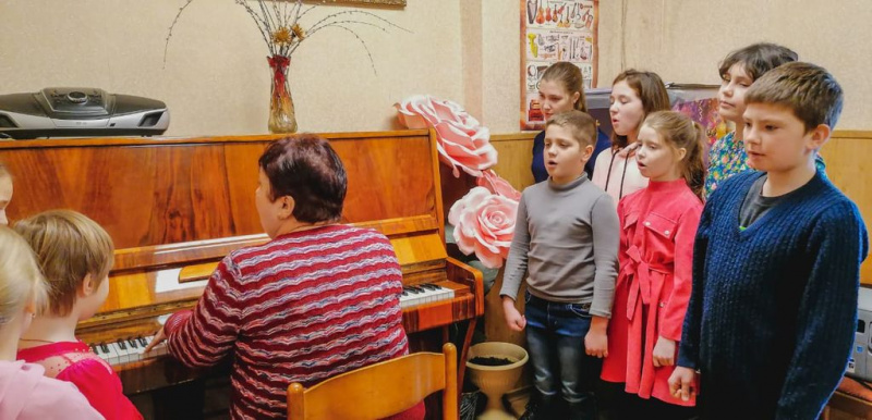 В воскресной школе «Азы Православия» Донецкого Успенского архиерейского подворья состоялось занятие, посвященное музыке