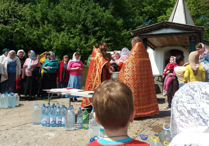 В храме Рождества Пресвятой Богородицы сл. Большинка состоялось соборное богослужение духовенства Тарасовского округа