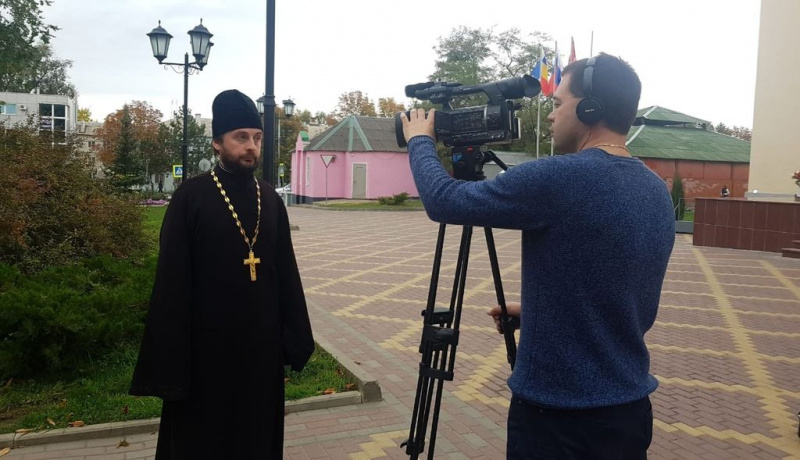 Интервью благочинного приходов Нижнедонского округа протоиерея Сергия Яценко местной телекомпании об отношении людей к животным
