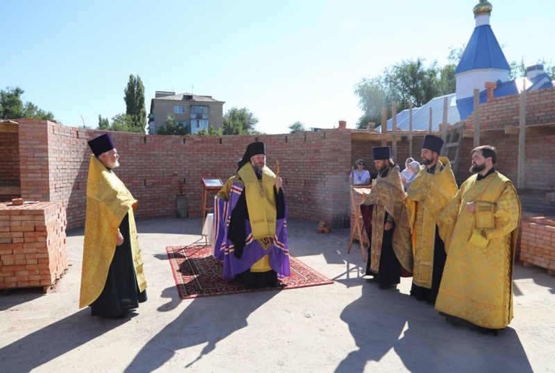 Преосвященнейший епископ Симон совершил чин закладки памятной капсулы в основание строящегося храма в честь праведного Иосифа Обручника города Шахты