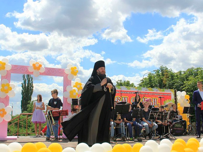 Преосвященнейший епископ Симон приветствовал участников и гостей II Епархиального фестиваля семей, посвящённого Дню семьи, любви и верности