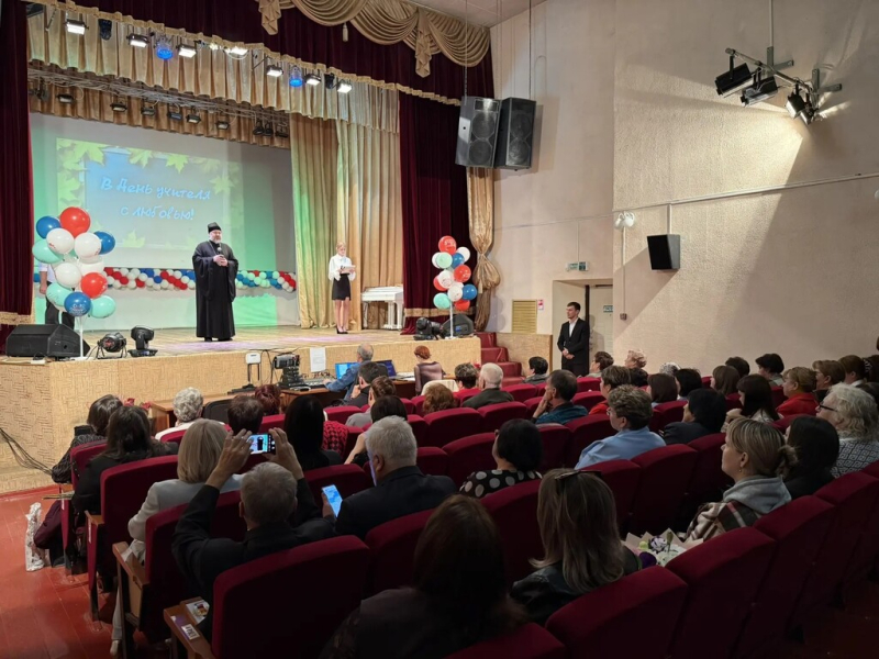 Преосвященнейший епископ Симон принял участие в торжествах, посвященных Дню учителя, в станице Багаевской