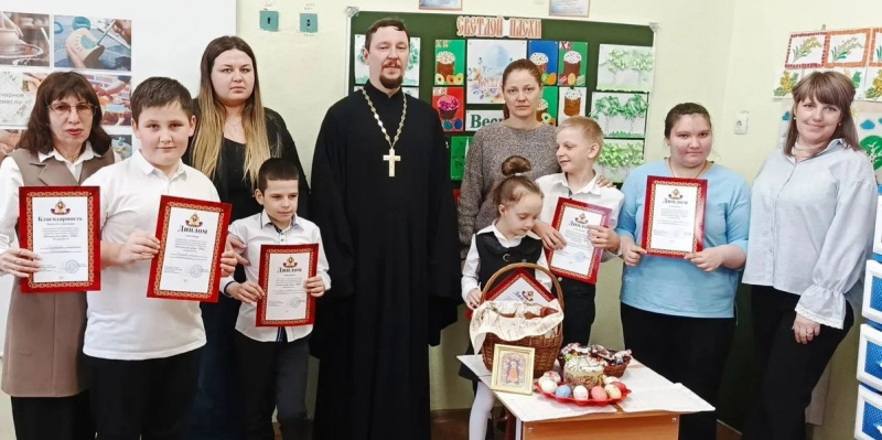 Благочинный Верхнедонского округа на Светлой Седмице посетил учащихся Шолоховской гимназии         