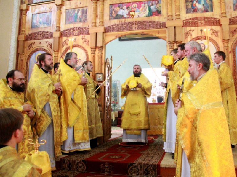 Преосвященнейший епископ Симон возглавил Божественную литургию в храме равноапостольного князя Владимира г. Шахты