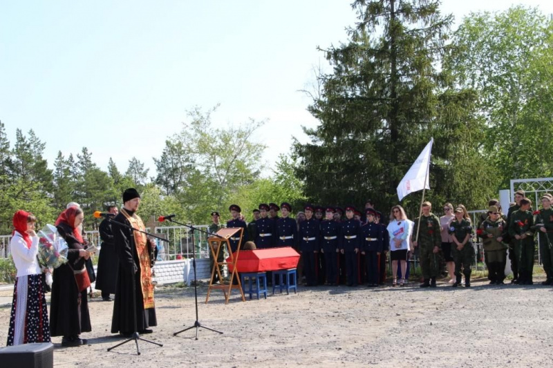Благочинный Верхнедонского округа иерей Роман Митяшин принял участие в перезахоронении останков воинов, погибших в годы Великой Отечественной войны