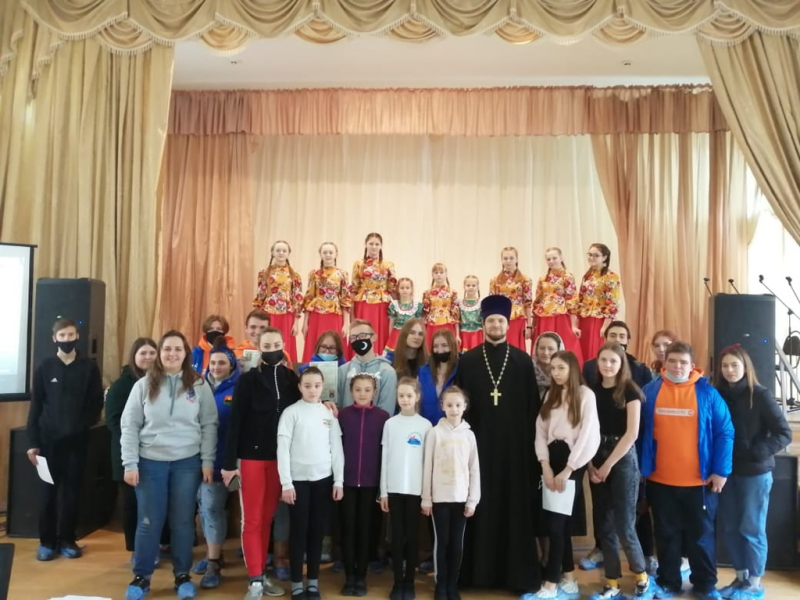 Настоятель храма великомученика Пантелеимона г. Гуково встретился с православной молодежью города