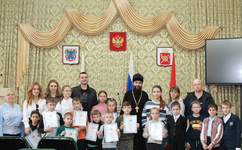 В районном Дворце культуры поселка Каменоломни Октябрьского района состоялось торжественное награждение юных художников