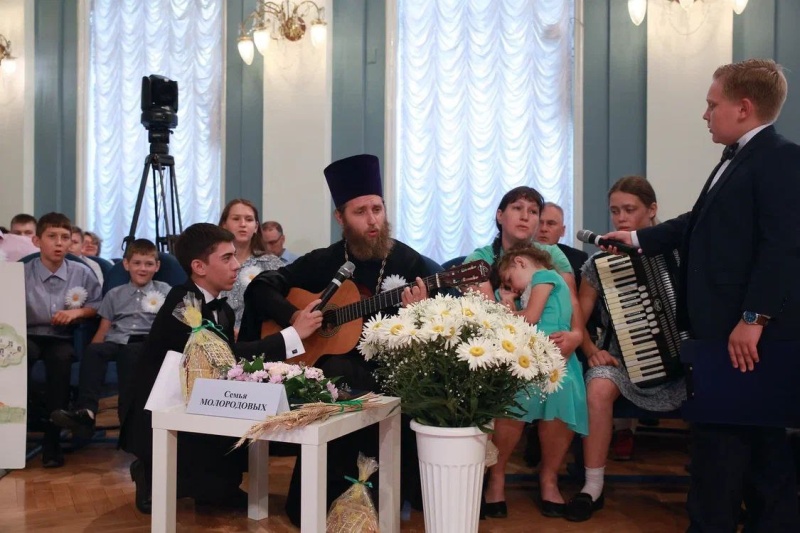 Семья иерея Владимира Молородова приняла участие во встрече с многодетными семьями в Государственной думе