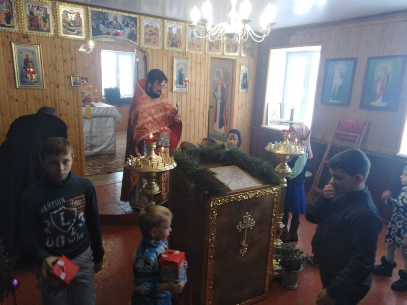 В храме в честь Архистратига Михаила хутора Пономарев в канун великого праздника Крещения Господня состоялась Божественная литургия