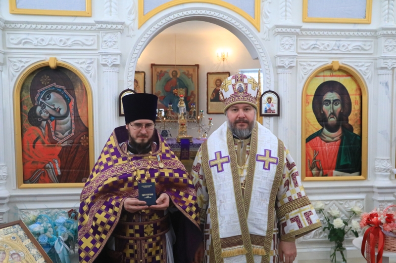 Епископ Шахтинский и Миллеровский Симон совершил воскресную Божественную литургию в храме великомученицы Варвары города Гуково