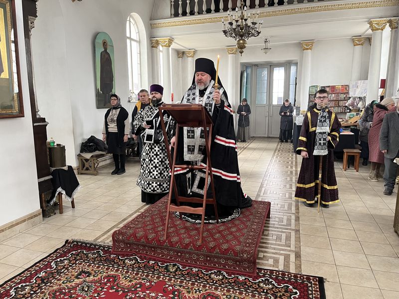 Чтение Великого покаянного канона преподобного Андрея Критского в храме Покрова Богородицы города Красный Сулин в четверг первой седмицы Великого поста
