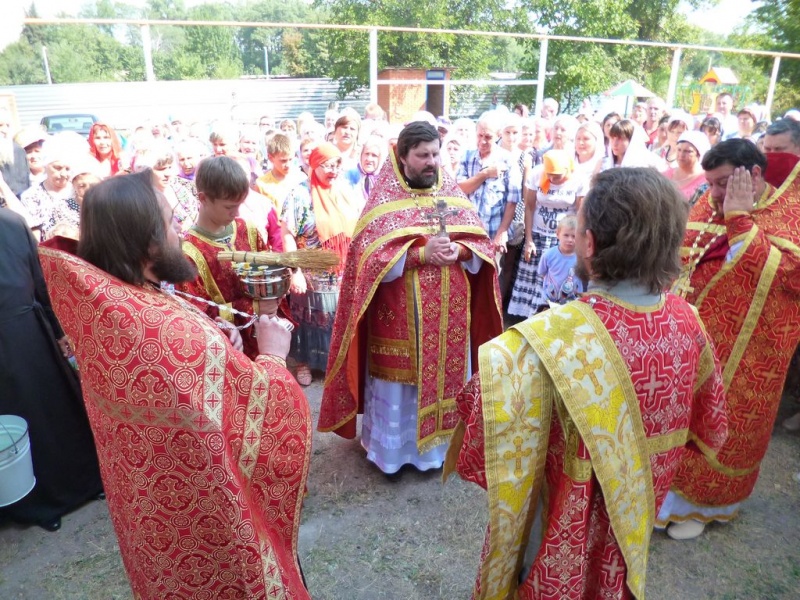 В день памяти великомученика и целителя Пантелеимона праздничное богослужение состоялось в Пантелеимоновском храме пос. Майский