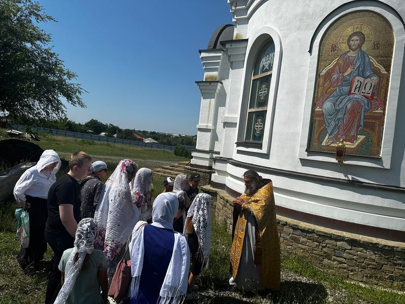 В день памяти святых благоверных князей Бориса и Глеба священник рассказал детям историю основания храма