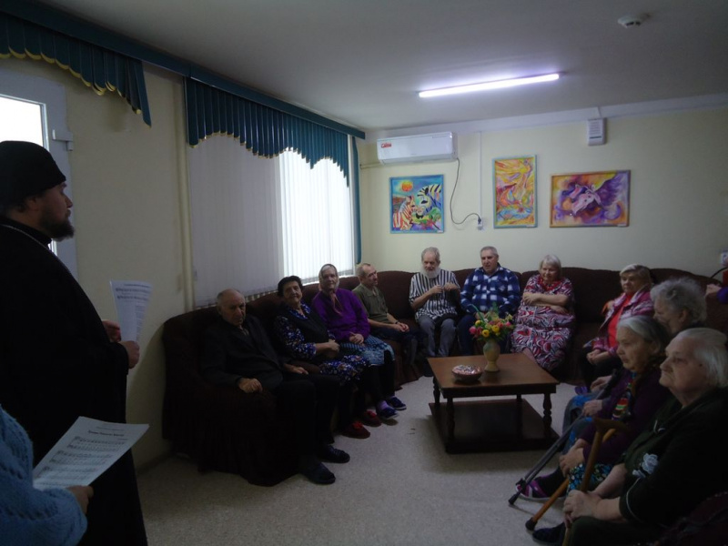 Иерей Сергий Артюшенко с рождественским поздравлением посетил Центр социального обслуживания пожилых граждан