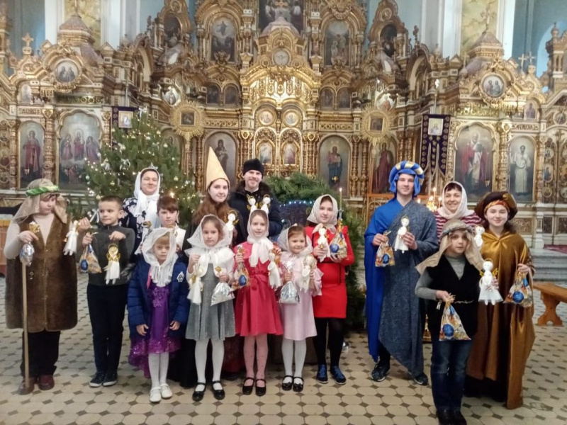 Воспитанники воскресной школы «Азы Православия» Донецкого Успенского Архиерейского подворья поздравили всех с праздником Рождества Христова