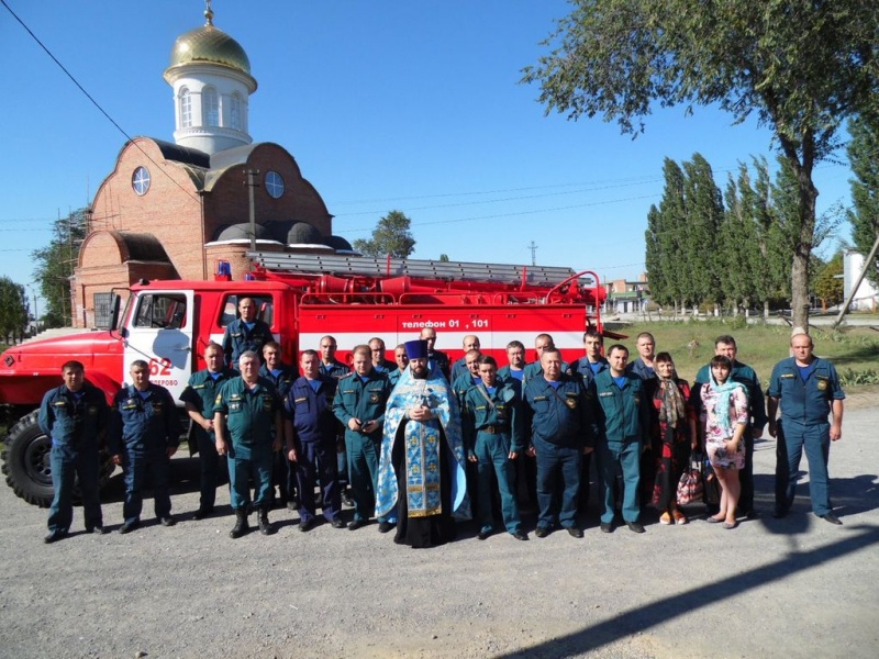 В Миллерово в день иконы Богородицы Неопалимая Купина для сотрудников противопожарной службы совершен молебен и проведена духовая беседа