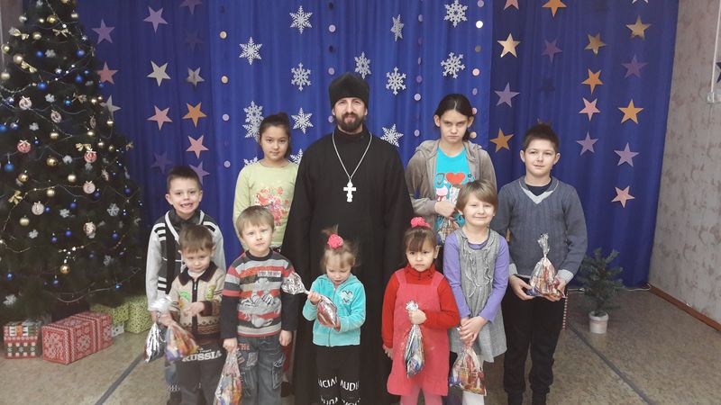 Священник поздравил детей с праздником Рождества Христова