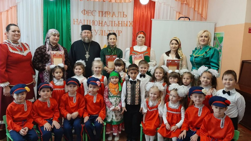 В детском саде «Ивушка» Чернышевского благочиния прошел фестиваль национальных культур. В мероприятии принял участие протоиерей Александр Бралгин