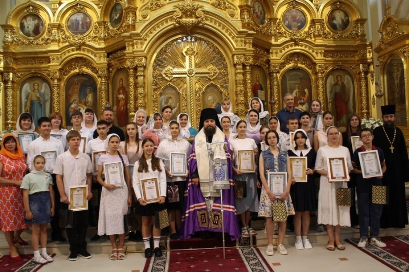 Победителям межрегиональных конкурсов «Семья глазами подростков» и «Традиции моей семьи в истории моего края» были вручены награды