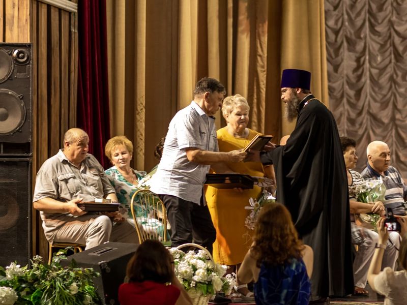 В День семьи, любви и верности благочинный приходов Александровск-Грушевского округа подарил юбилярам супружеской жизни иконы покровителей брака – святых Петра и Февронии