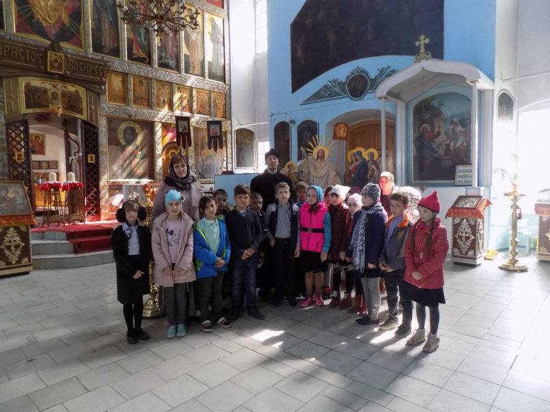 Благочинный Верхнедонского района иерей Роман Митяшин провел для учеников 4 класса Шолоховской гимназии экскурсию по храму Архистратига Михаила