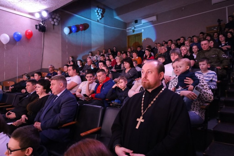 Протоиерей Роман Амплеев посетил концерт «Защитникам Отечества – Слава!»