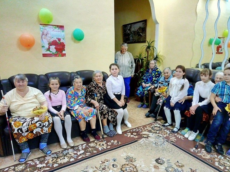 С Днем матери воспитанники воскресной школы «Азы Православия» поздравили женщин Центра социального обслуживания ст. Гундоровской