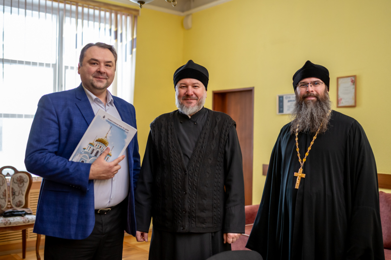 Епископ Симон обсудил сотрудничество с директором Шахтинского драматического театра