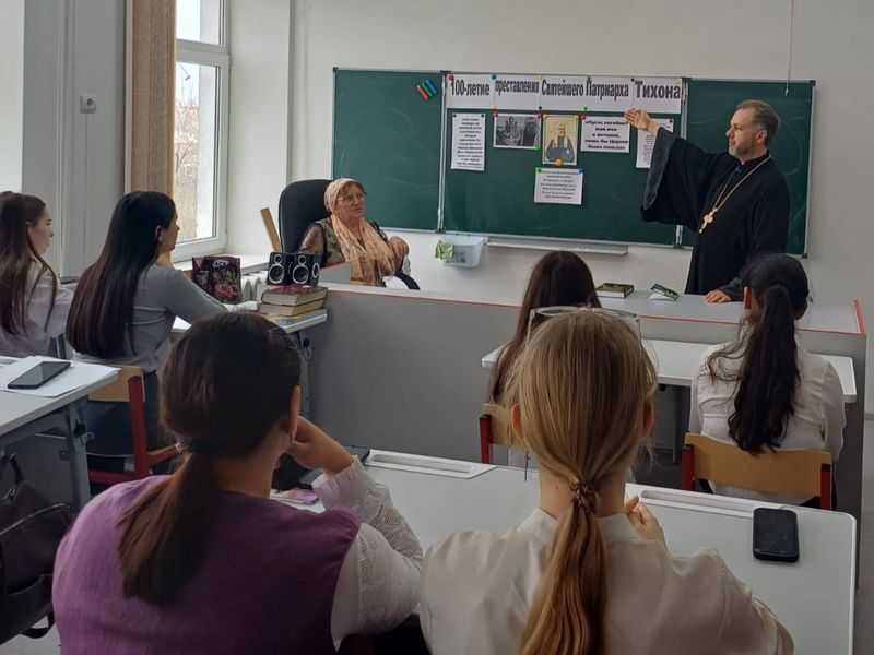 В казачьей средней школе х. Арпачина прошла встреча учащихся с духовником школы