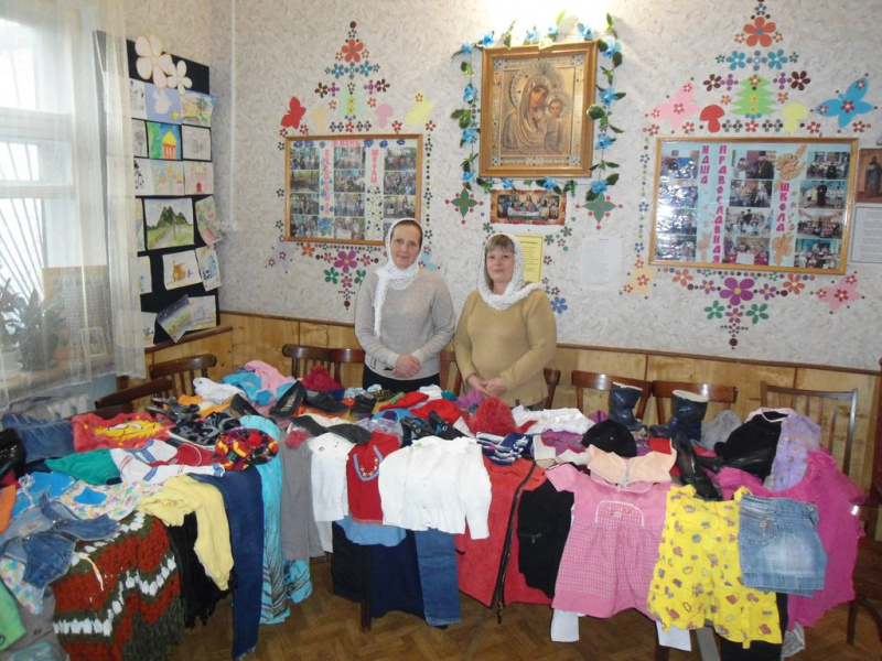 Добровольцы «Общины Милосердия» при храме Почаевской иконы Божией Матери города Каменск-Шахтинский собрали и передали нуждающимся семьям одежду, обувь и игрушки