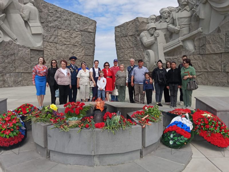 Сестры милосердия, совместно с членами некоммерческих организаций Октябрьского района, посетили мемориал «Самбекские высоты»