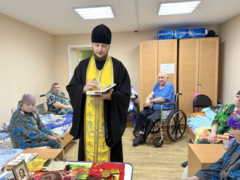 Благочинный приходов Чернышевского округа посетил реабилитационное отделение для граждан пожилого возраста и инвалидов в станице Боковской