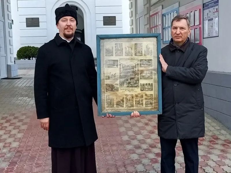 Благочинный верхнедонского округа передал епархиальному древлехранителю паломническую реликвию