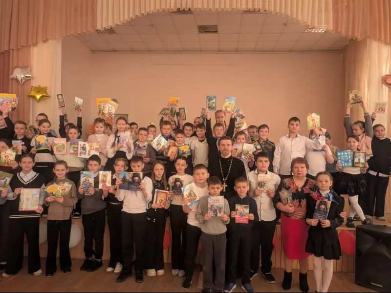 Настоятель Успенского подворья провёл встречу со школьниками ко Дню православной книги