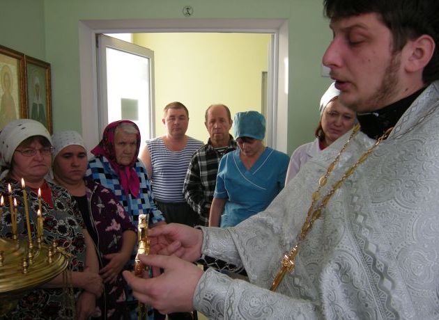 В дни Рождественского поста иерей Александр Левчик совершил молебен с освящением воды в районной больнице станицы Боковской