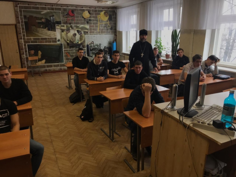 Очередную встречу со студентами Миллеровского казачьего кадетского техникума духовный наставник учащихся отец Димитрий (Яроцкий) посвятил анализу жития и подвига святой блаженной Ксении Петербургской
