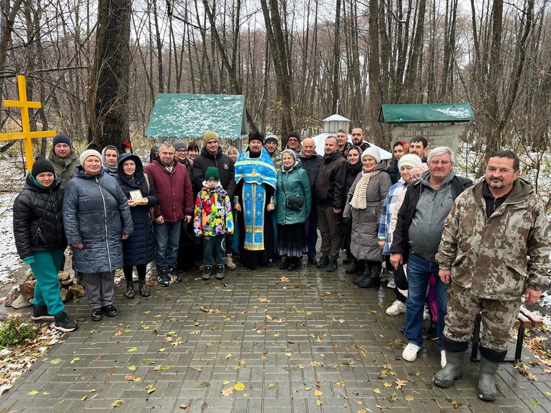 Благочинный Верхнедонского округа совершил молебен у источника в честь Казанской иконы Божией Матери