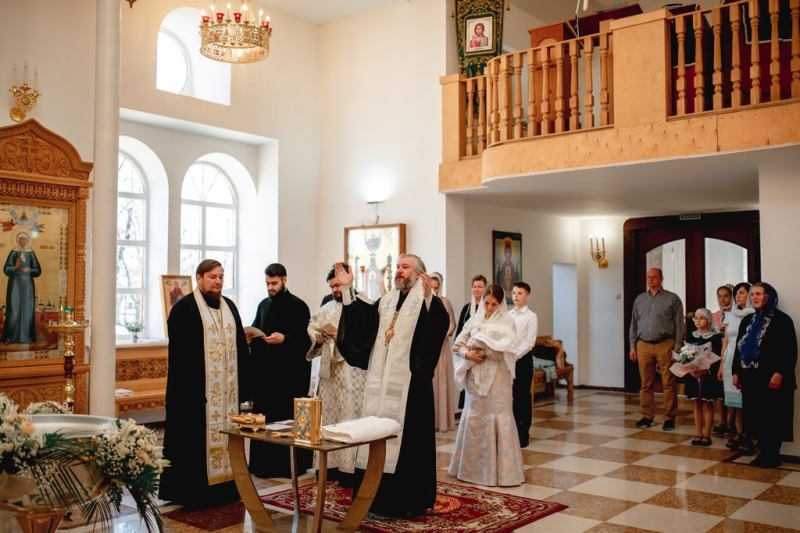 Преосвященнейший епископ Симон совершил таинство Крещения