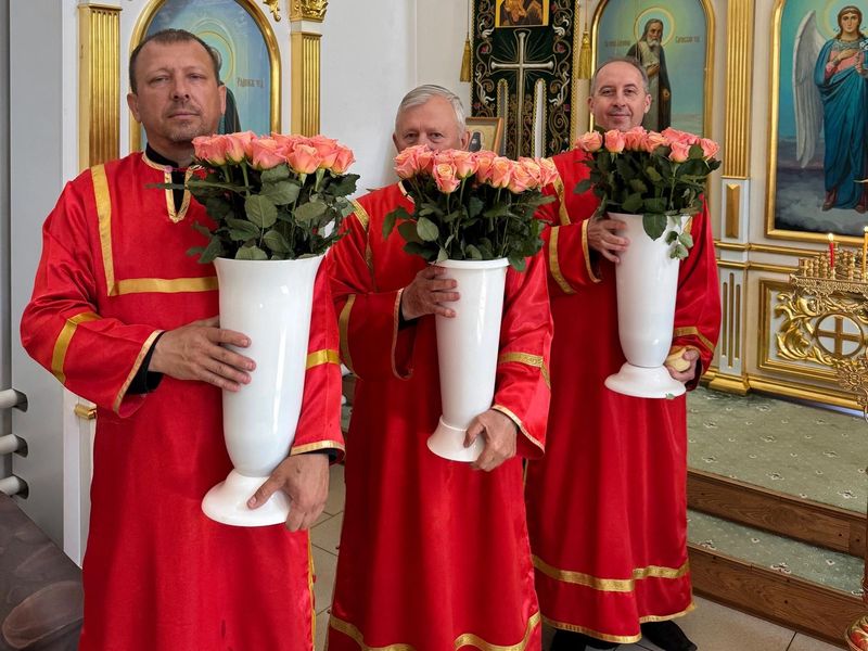 В храме Святой Троицы города Каменск-Шахтинский поздравили прихожанок с днем святых жен-мироносиц