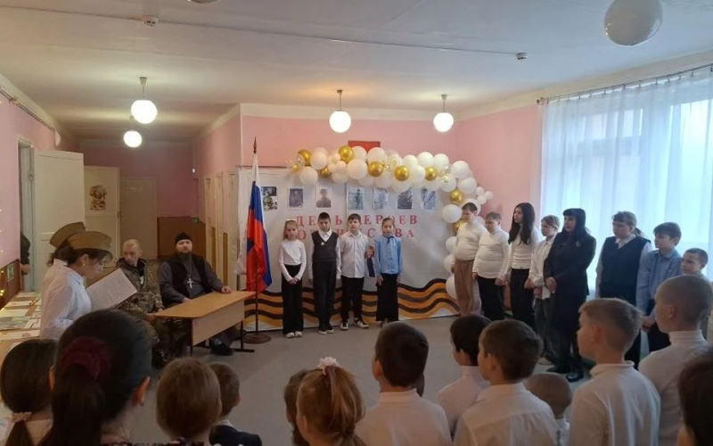 В преддверии праздника Дня Героя Отечества состоялась торжественная линейка в Гуково-Гнилушанской школе