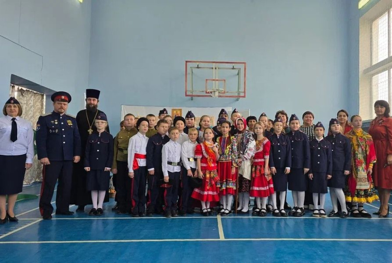 В школе №23 поселка Красногорняцкого прошло торжественное мероприятие «Посвящение в казаки»