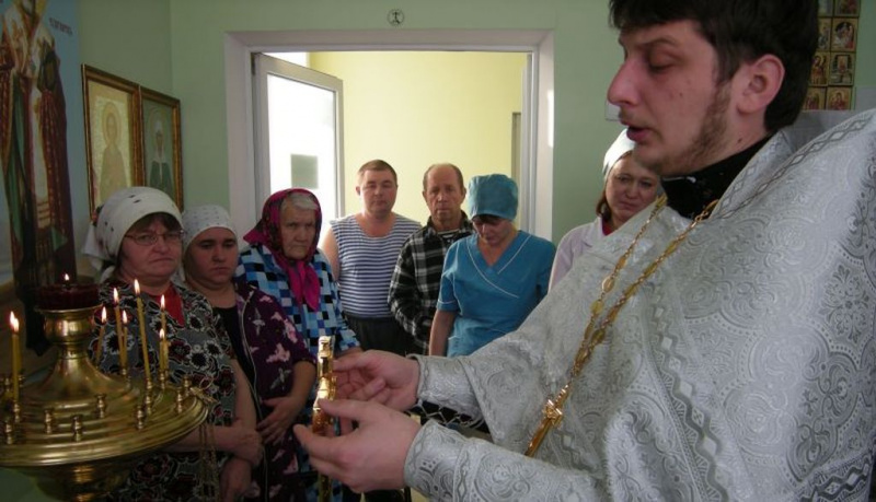 Иерей Александр Левчик с пастырским визитом посетил районную больницу станицы Боковской